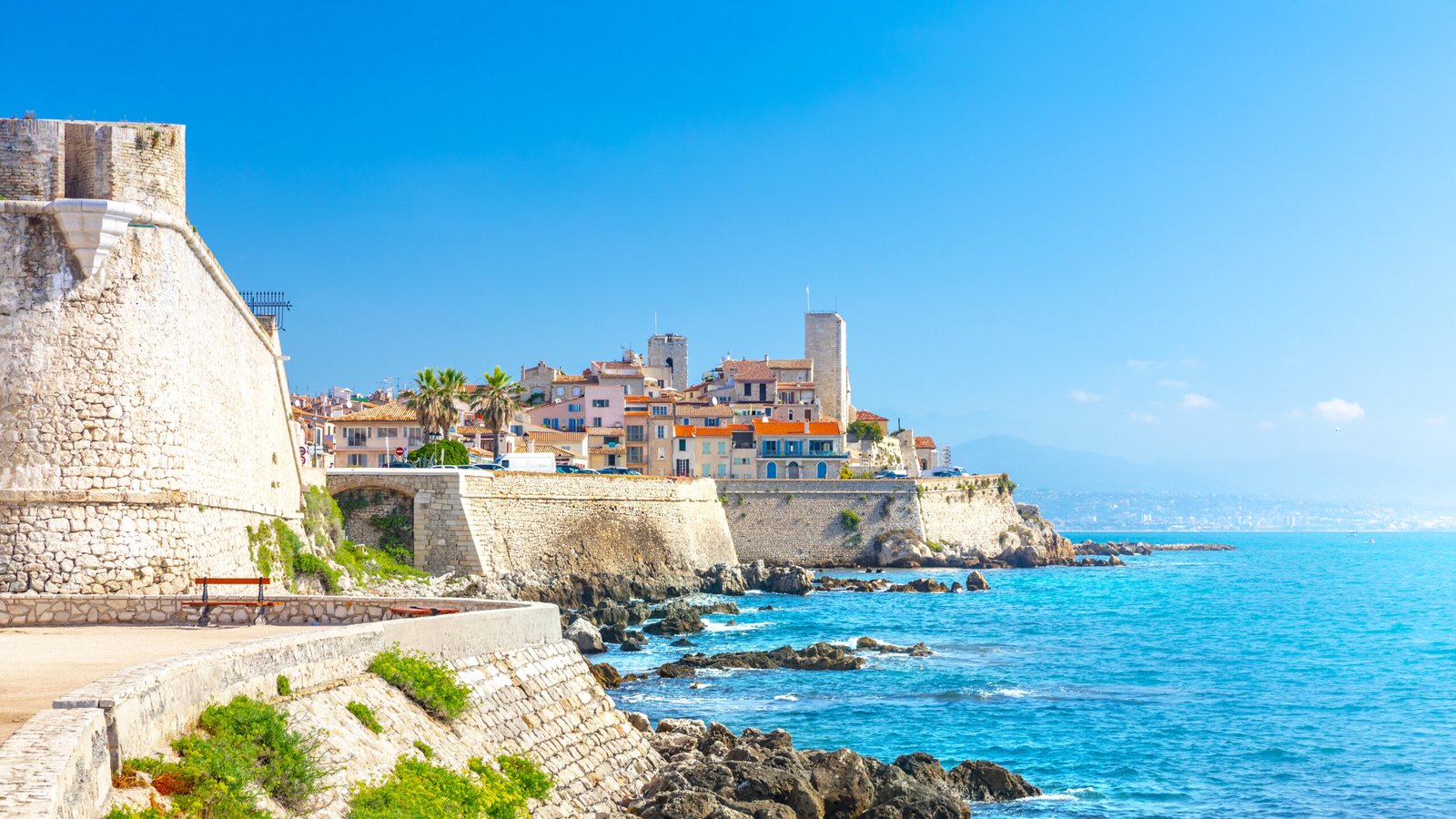 Vue du Vieil Antibes et de la mer Méditerranée, idéal pour la location saisonnière et l'investissement Airbnb.